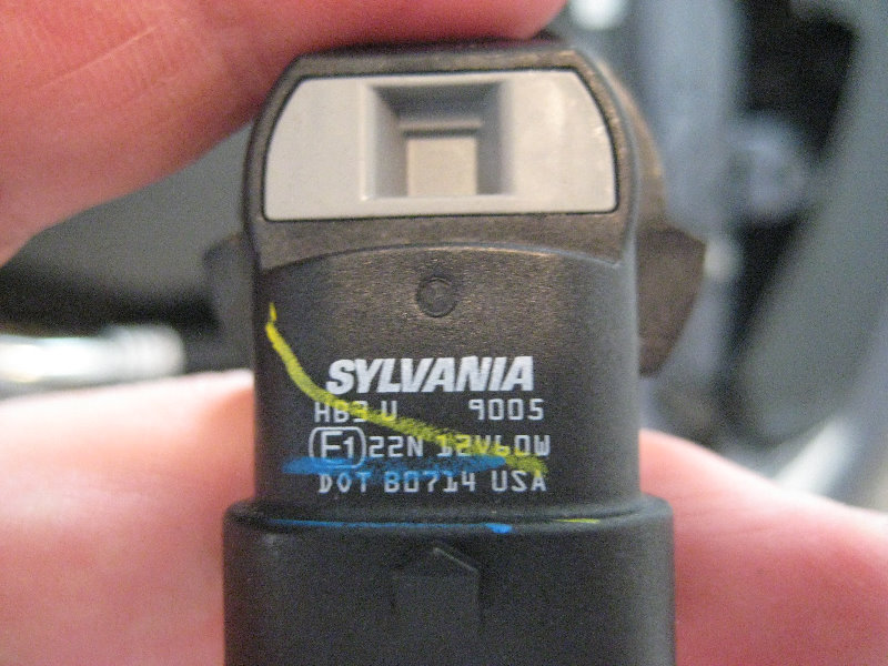 2014-2018-Toyota-Corolla-Headlight-Bulbs-Replacement-Guide-009