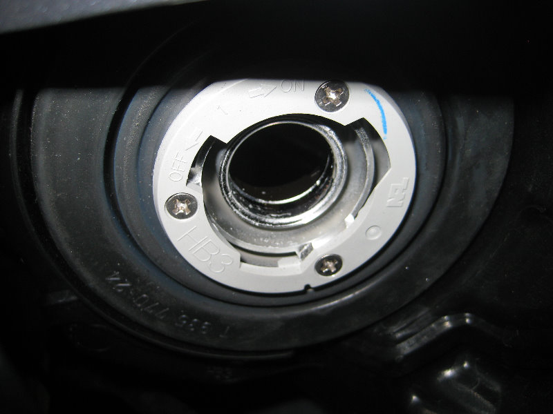 2014-2018-Toyota-Corolla-Headlight-Bulbs-Replacement-Guide-010