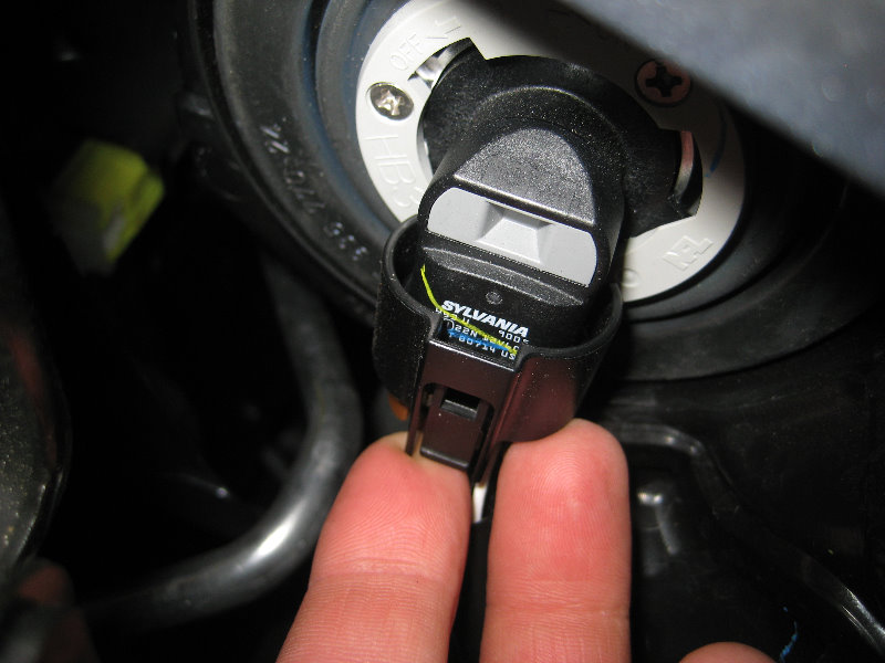 2014-2018-Toyota-Corolla-Headlight-Bulbs-Replacement-Guide-013