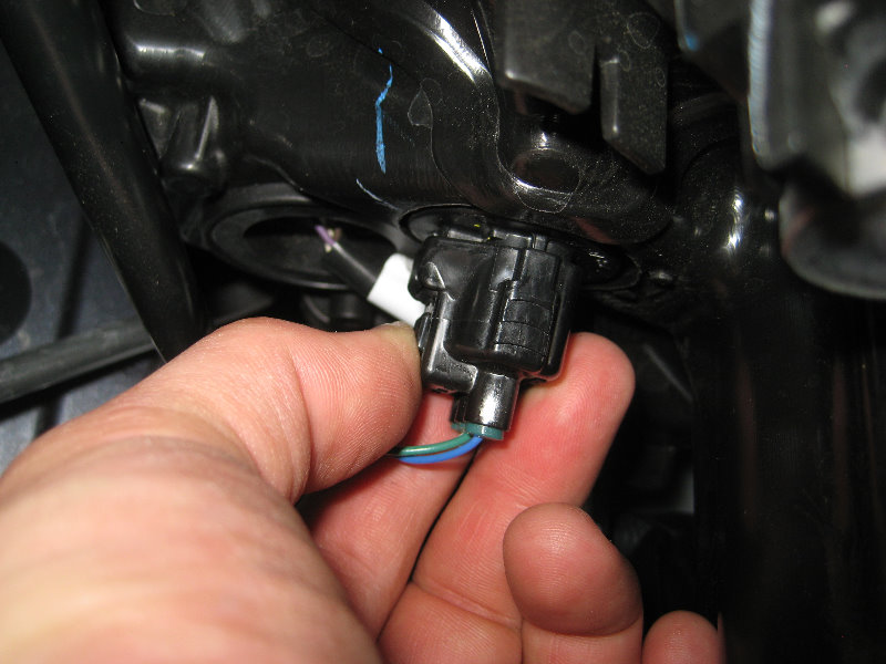 2014-2018-Toyota-Corolla-Headlight-Bulbs-Replacement-Guide-018