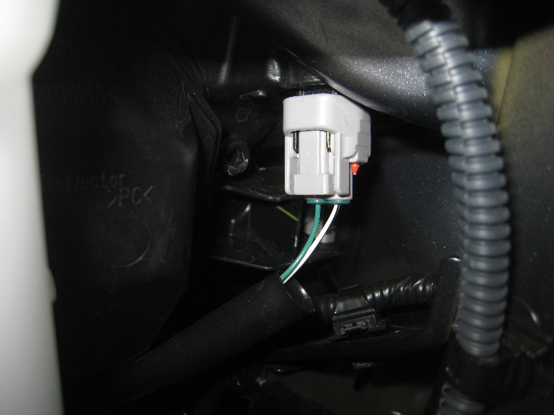 2014-2018-Toyota-Corolla-Headlight-Bulbs-Replacement-Guide-020