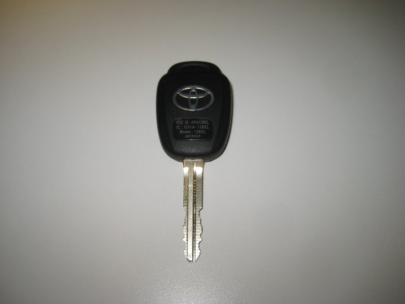 2014-2018-Toyota-Corolla-Key-Fob-Battery-Replacement-Guide-002