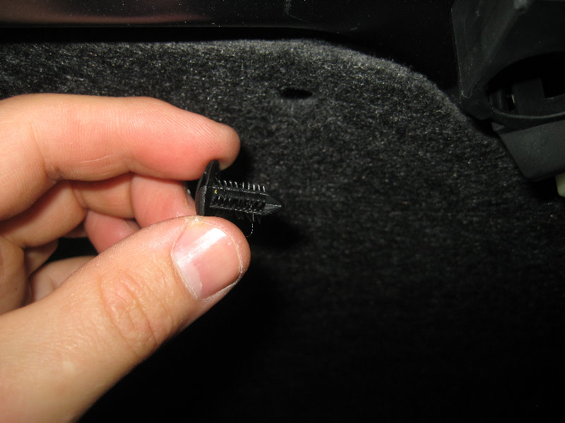 2014-2018-Toyota-Corolla-License-Plate-Light-Bulbs-Replacement-Guide-004