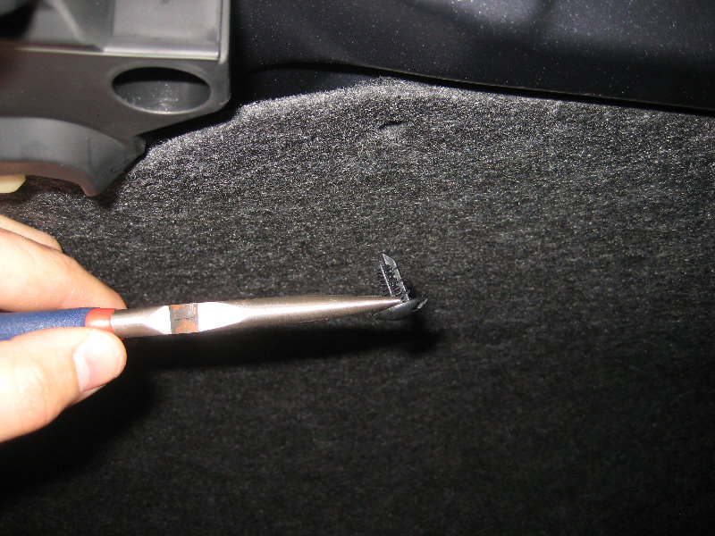 2014-2018-Toyota-Corolla-License-Plate-Light-Bulbs-Replacement-Guide-005