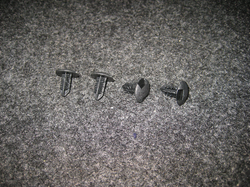 2014-2018-Toyota-Corolla-License-Plate-Light-Bulbs-Replacement-Guide-007