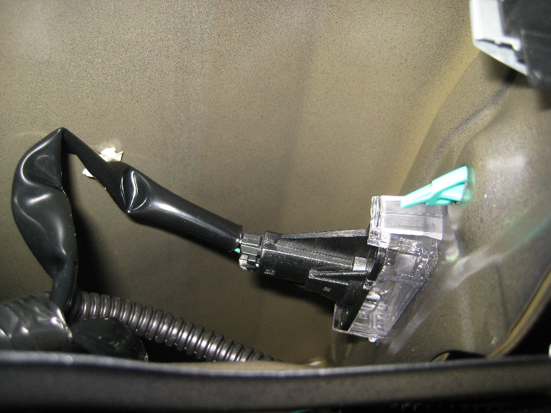 2014-2018-Toyota-Corolla-License-Plate-Light-Bulbs-Replacement-Guide-009