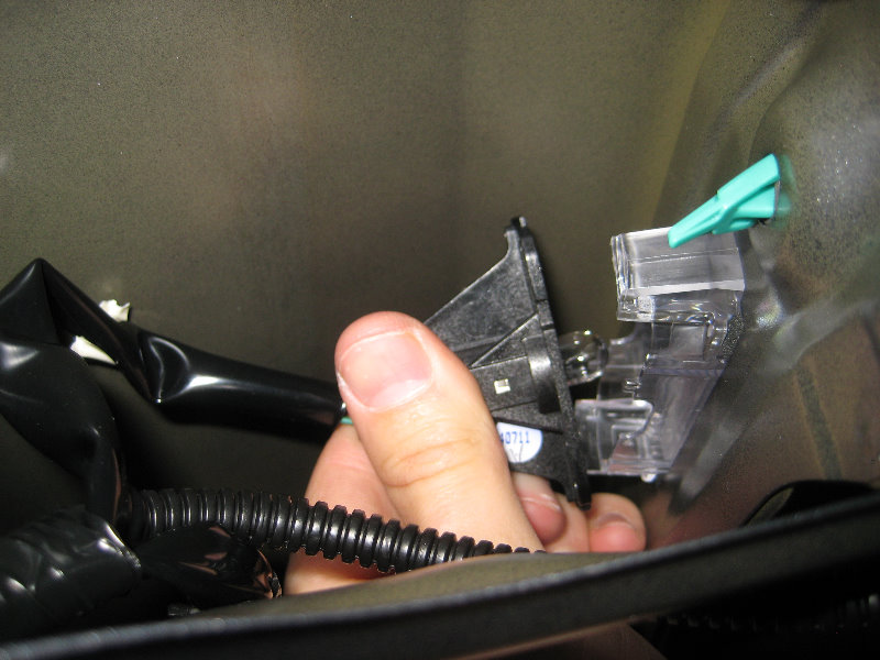 2014-2018-Toyota-Corolla-License-Plate-Light-Bulbs-Replacement-Guide-011