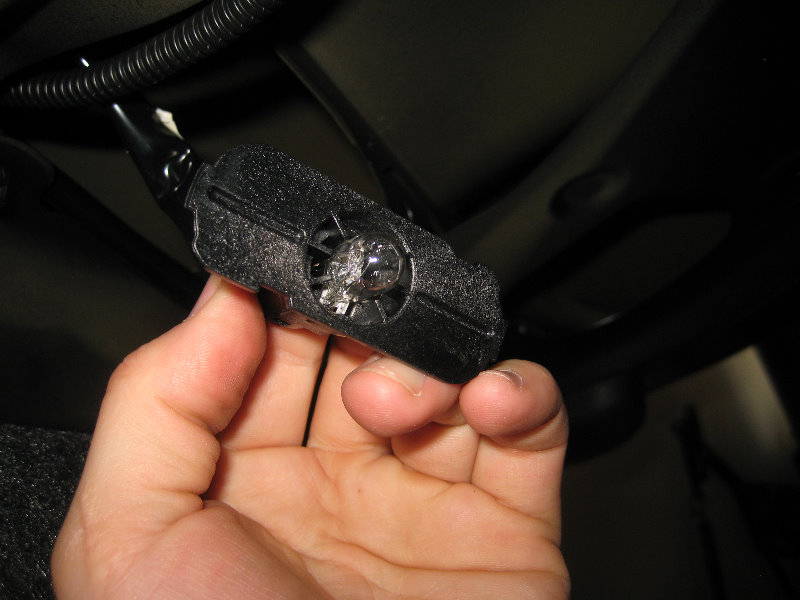 2014-2018-Toyota-Corolla-License-Plate-Light-Bulbs-Replacement-Guide-012