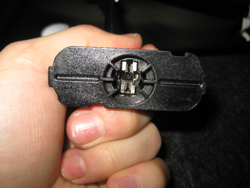 2014-2018-Toyota-Corolla-License-Plate-Light-Bulbs-Replacement-Guide-015