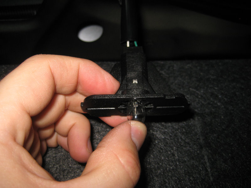 2014-2018-Toyota-Corolla-License-Plate-Light-Bulbs-Replacement-Guide-016