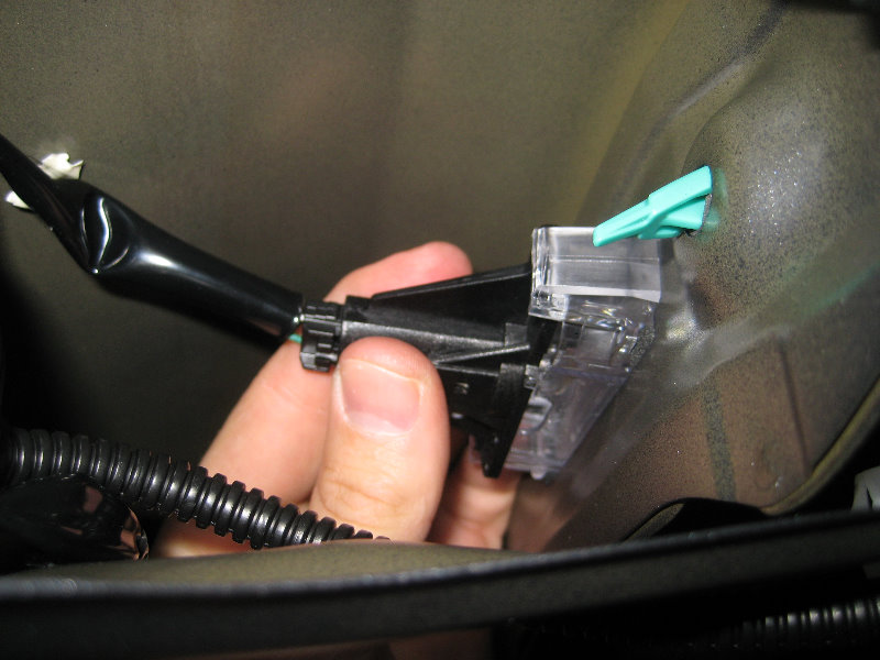 2014-2018-Toyota-Corolla-License-Plate-Light-Bulbs-Replacement-Guide-018