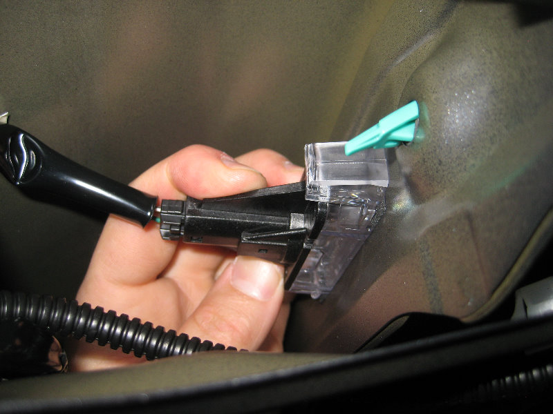 2014-2018-Toyota-Corolla-License-Plate-Light-Bulbs-Replacement-Guide-019