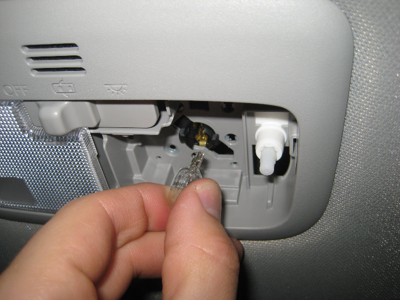 2014-2018-Toyota-Corolla-Map-Light-Bulbs-Replacement-Guide-006