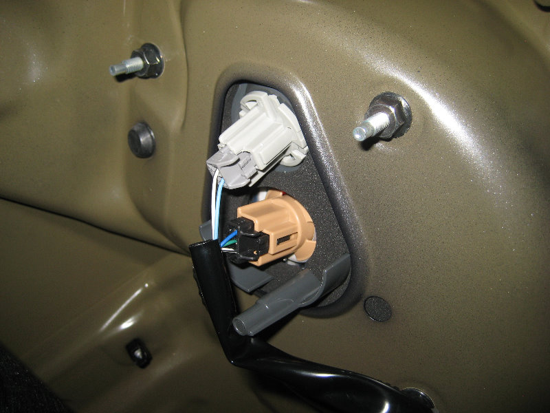 2014-2018-Toyota-Corolla-Tail-Light-Bulbs-Replacement-Guide-008