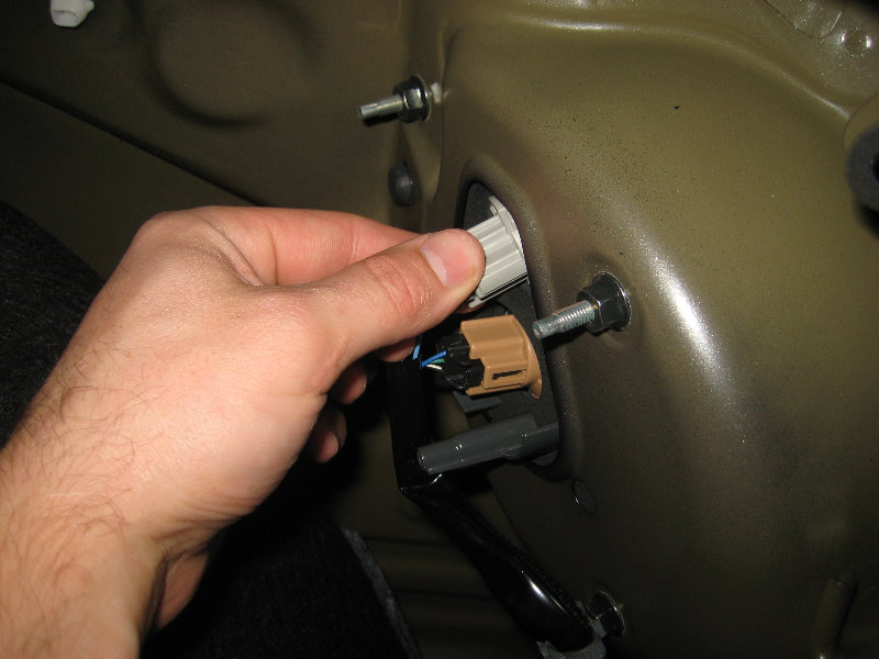 2014-2018-Toyota-Corolla-Tail-Light-Bulbs-Replacement-Guide-009