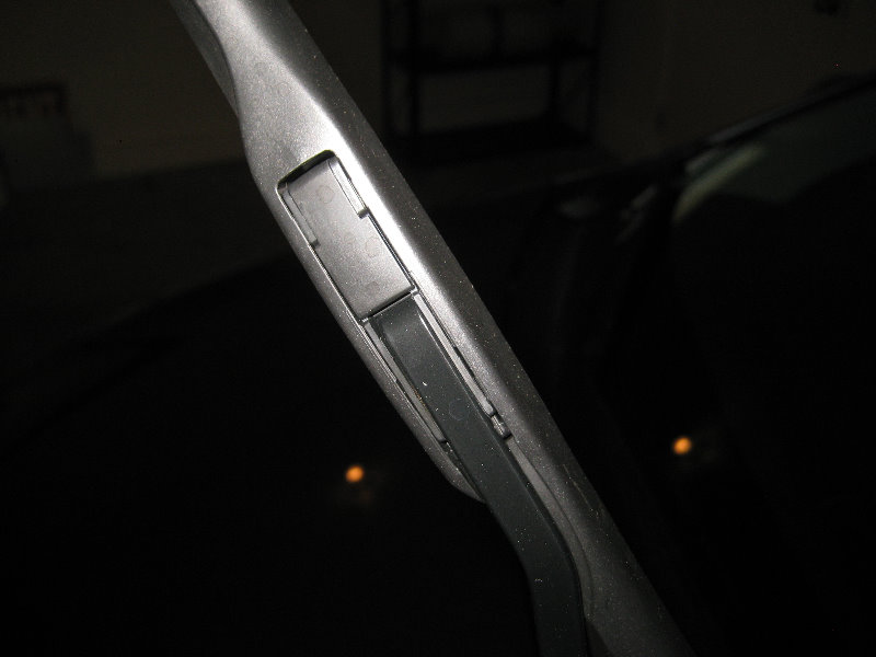 20142018ToyotaCorollaWindshieldWiperBladesReplacementGuide003