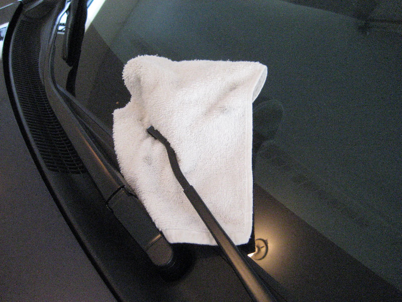 20142018ToyotaCorollaWindshieldWiperBladesReplacementGuide009