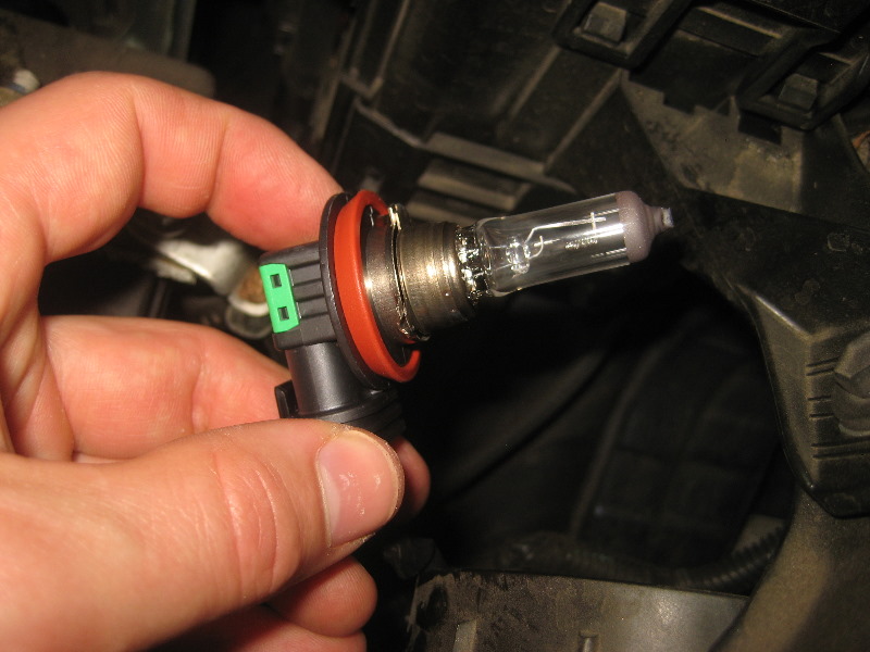 2014-2018-Toyota-Highlander-Headlight-Bulbs-Replacement-Guide-009