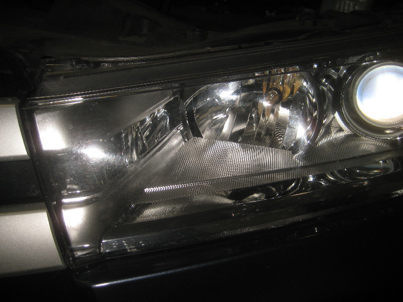 2014-2018-Toyota-Highlander-Headlight-Bulbs-Replacement-Guide-013