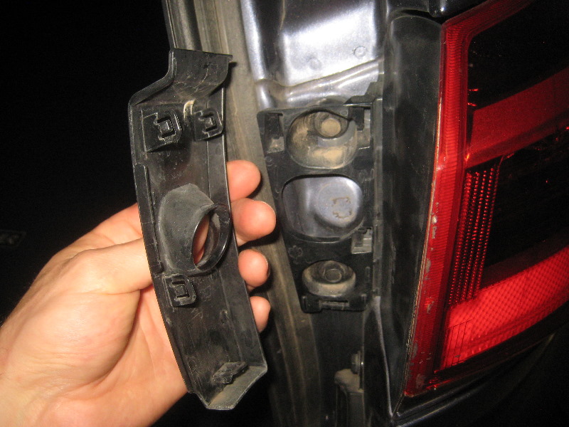 2014-2018-Toyota-Highlander-Rear-Turn-Signal-Light-Bulb-Replacement-Guide-024