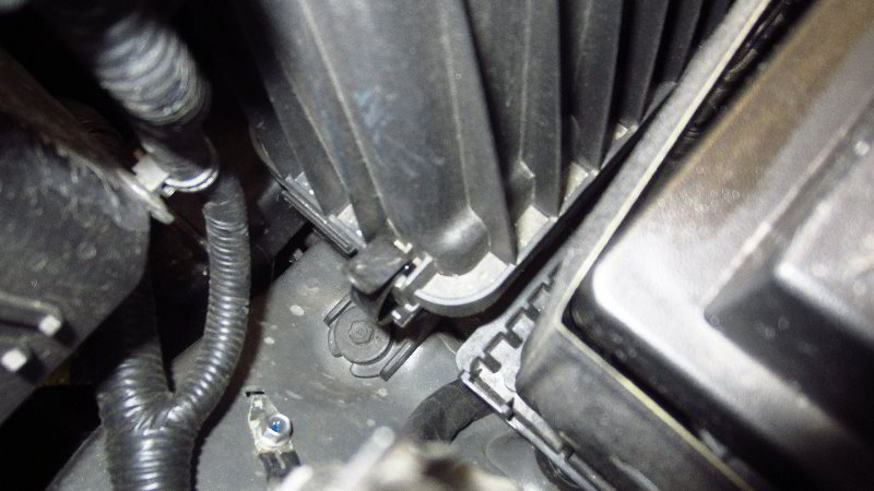 2014-2019-Kia-Soul-Engine-Air-Filter-Replacement-Guide-004