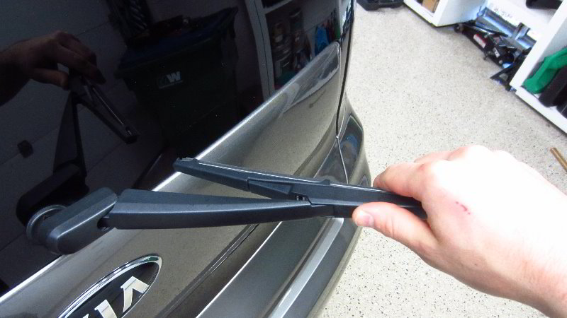 2014-2019-Kia-Soul-Rear-Wiper-Blade-Replacement-Guide-004