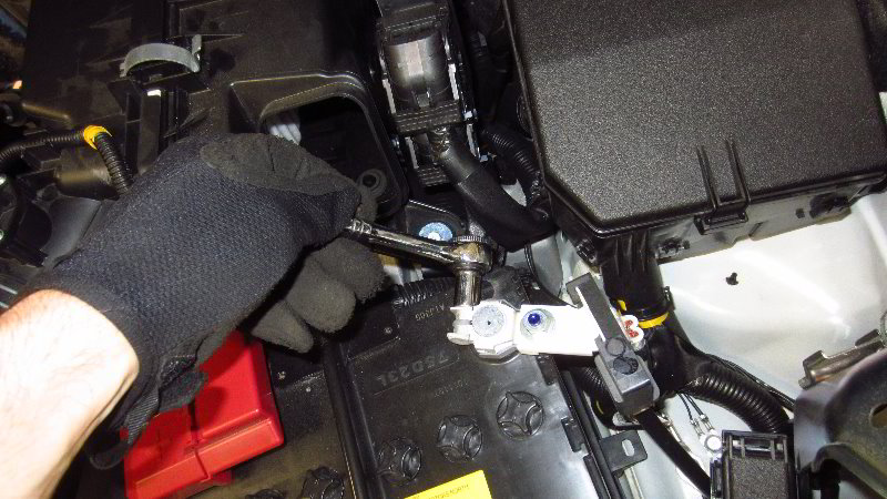 2014-2021-Mitsubishi-Outlander-12V-Automotive-Battery-Replacement-Guide-010