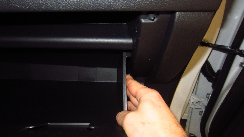 2014-2021-Mitsubishi-Outlander-Cabin-Air-Filter-Replacement-Guide-006