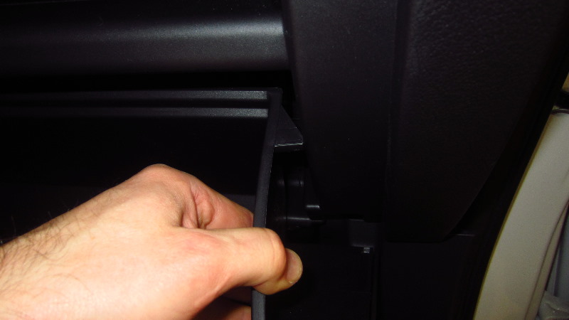 2014-2021-Mitsubishi-Outlander-Cabin-Air-Filter-Replacement-Guide-027