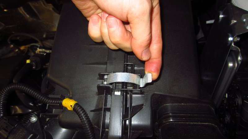 2014-2021-Mitsubishi-Outlander-Engine-Air-Filter-Replacement-Guide-003