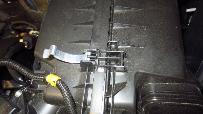 2014-2021-Mitsubishi-Outlander-Engine-Air-Filter-Replacement-Guide-004