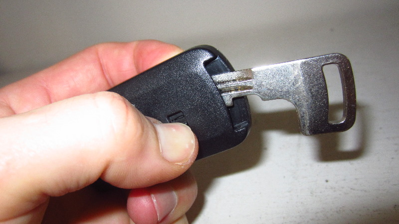 2014-2021-Mitsubishi-Outlander-Key-Fob-Battery-Replacement-Guide-004