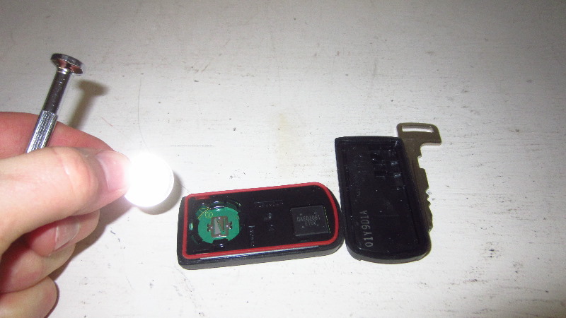 2014-2021-Mitsubishi-Outlander-Key-Fob-Battery-Replacement-Guide-011