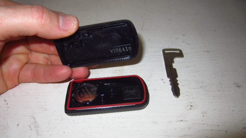 2014-2021-Mitsubishi-Outlander-Key-Fob-Battery-Replacement-Guide-016