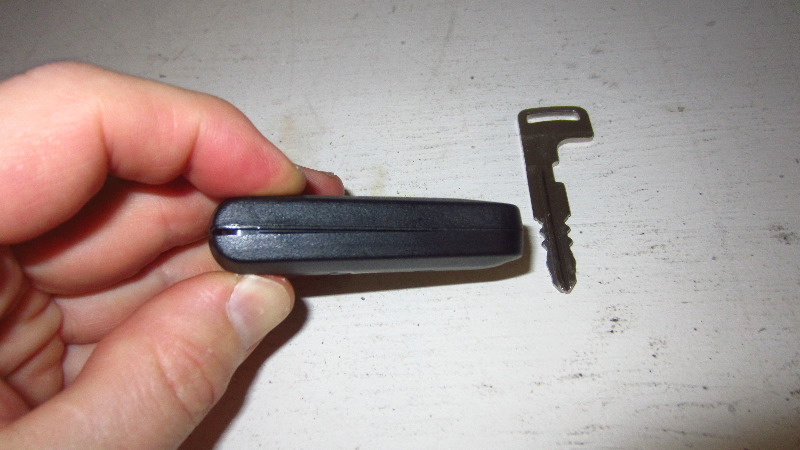 2014-2021-Mitsubishi-Outlander-Key-Fob-Battery-Replacement-Guide-017