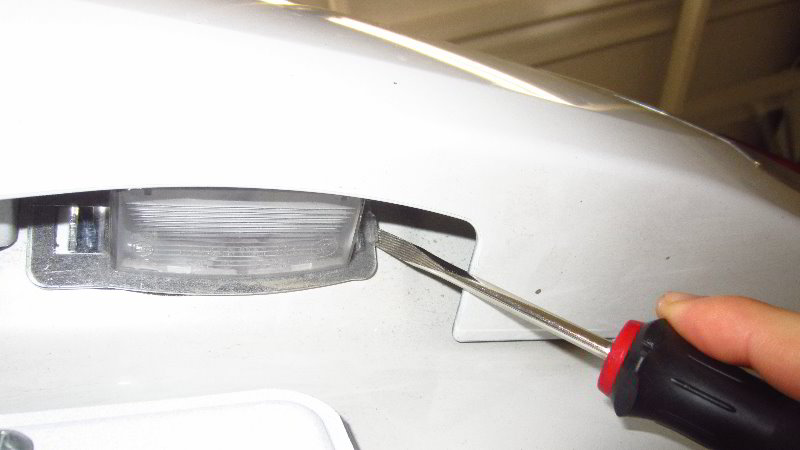 2014-2021-Mitsubishi-Outlander-License-Plate-Light-Bulbs-Replacement-Guide-003