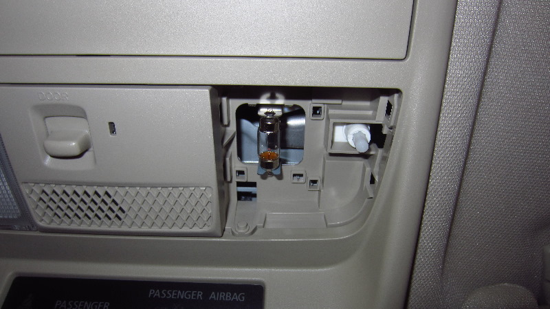 2014-2021-Mitsubishi-Outlander-Map-Light-Bulbs-Replacement-Guide-007