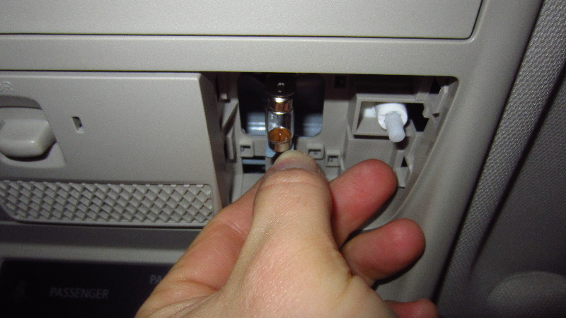 2014-2021-Mitsubishi-Outlander-Map-Light-Bulbs-Replacement-Guide-009