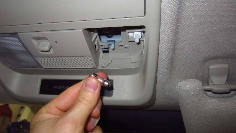 2014-2021-Mitsubishi-Outlander-Map-Light-Bulbs-Replacement-Guide-010