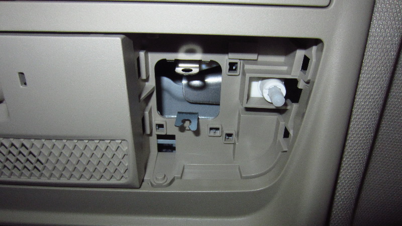 2014-2021-Mitsubishi-Outlander-Map-Light-Bulbs-Replacement-Guide-012