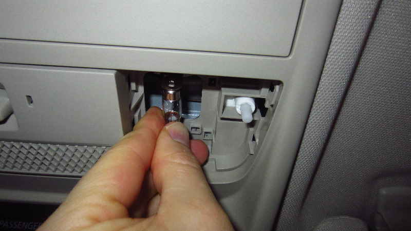 2014-2021-Mitsubishi-Outlander-Map-Light-Bulbs-Replacement-Guide-013