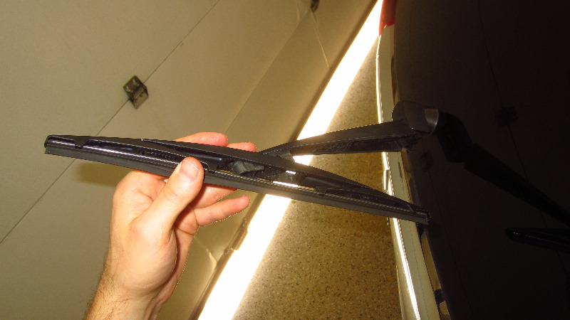2014-2021-Mitsubishi-Outlander-Rear-Wiper-Blade-Replacement-Guide-003