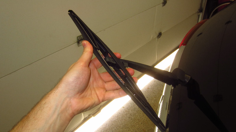 2014-2021-Mitsubishi-Outlander-Rear-Wiper-Blade-Replacement-Guide-004