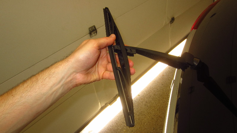 2014-2021-Mitsubishi-Outlander-Rear-Wiper-Blade-Replacement-Guide-005