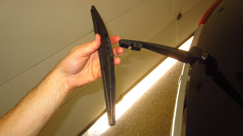 2014-2021-Mitsubishi-Outlander-Rear-Wiper-Blade-Replacement-Guide-006