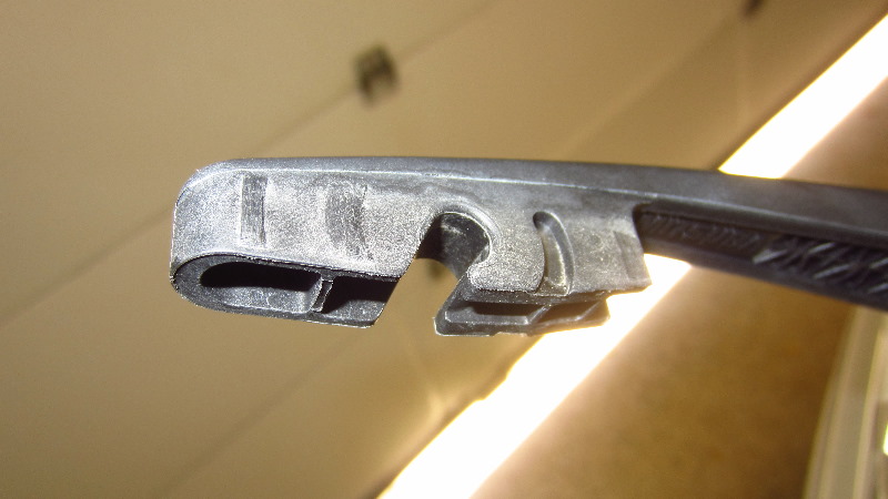 2014-2021-Mitsubishi-Outlander-Rear-Wiper-Blade-Replacement-Guide-007