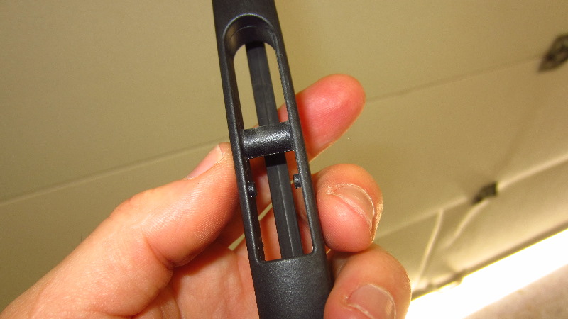 2014-2021-Mitsubishi-Outlander-Rear-Wiper-Blade-Replacement-Guide-008