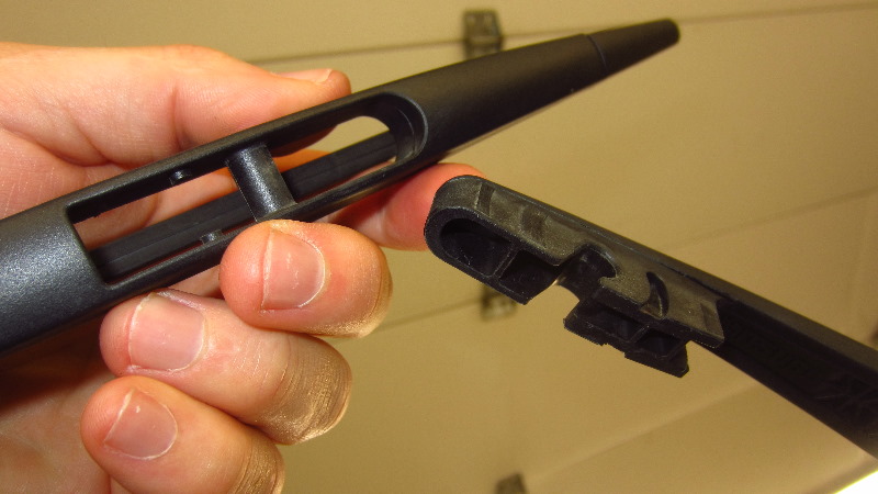 2014-2021-Mitsubishi-Outlander-Rear-Wiper-Blade-Replacement-Guide-010