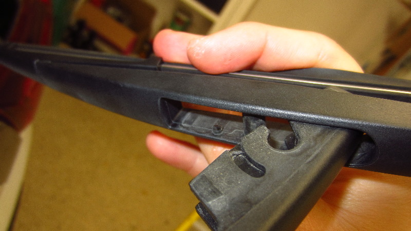 2014-2021-Mitsubishi-Outlander-Rear-Wiper-Blade-Replacement-Guide-011