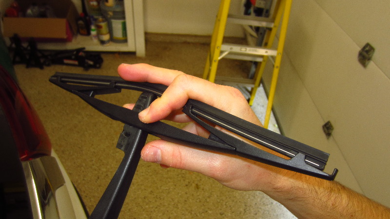 2014-2021-Mitsubishi-Outlander-Rear-Wiper-Blade-Replacement-Guide-012